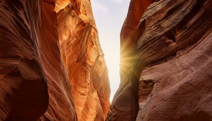 좁은 협곡 틈새로 낮 태양빛이 수직으로 비춰 황금빛 기둥을 형성