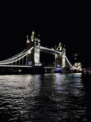 Obraz premium Iconic view of Tower Bridge in London, showcasing its distinctive bascule design, Victorian architecture, and vibrant city backdrop. A symbol of London's engineering, history, and architectural style.