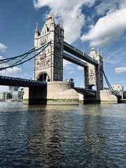 Obraz premium Iconic view of Tower Bridge in London, showcasing its distinctive bascule design, Victorian architecture, and vibrant city backdrop. A symbol of London's engineering, history, and architectural style.