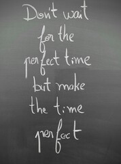 Obraz premium Inspirational handwritten quote - don't wait for the perfect time but make the time perfect
