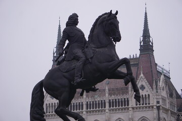 Obraz premium Close up of the historic equestrian statue of Ferenc Rakoczi on the plaza in front of the Hungarian Parliament building in Budapest, Hungary