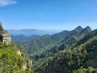 Fototapeta premium Breathtaking panoramic mountain views reveal a lush green landscape under a vast blue sky