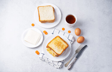 Asian street sandwich with omelette in a plate