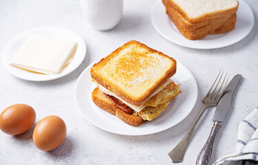 Asian street sandwich with omelette in a plate