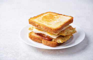Asian street sandwich with omelette in a plate