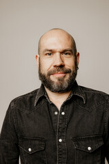 Obraz premium Vertical portrait of bearded mature man looking at the camera. Mindset concept.