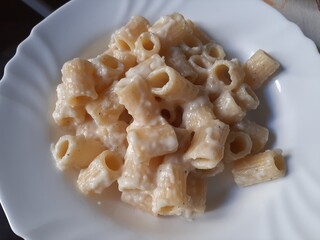 Pasta mezzi rigatoni cacio e pepe