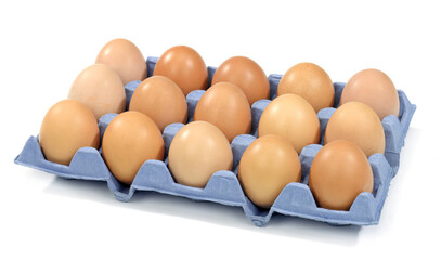 Jajka surowe w palecie na białym tle © Jolaya