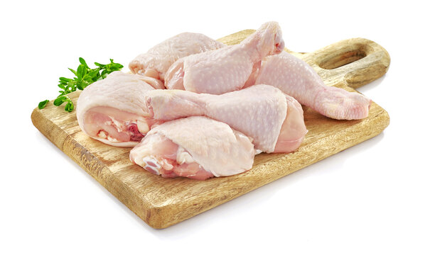 Uda i podudzia kurczaka świeże na desce kuchennej