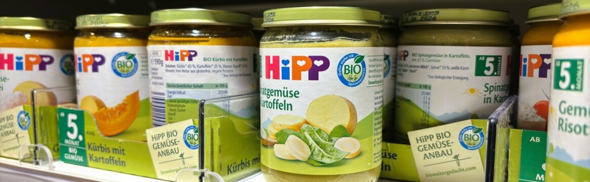 Sicht auf Gl&auml;ser mit Babynahrung von Hipp am 28. Januar 2025 in Duisburg, Deutschland	