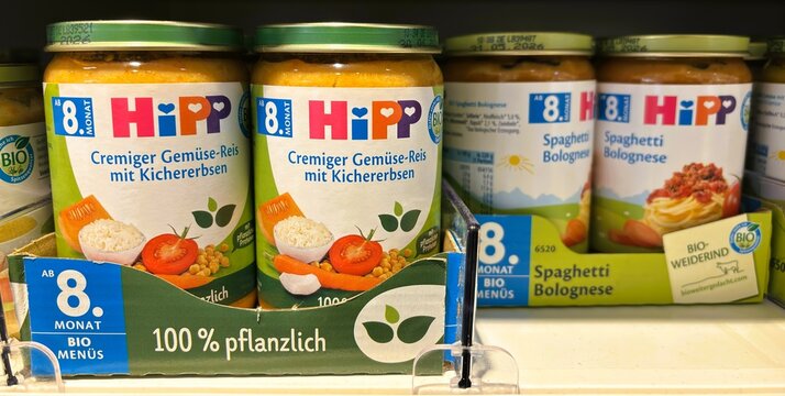 Sicht auf Gl&auml;ser mit Babynahrung von Hipp am 28. Januar 2025 in Duisburg, Deutschland	