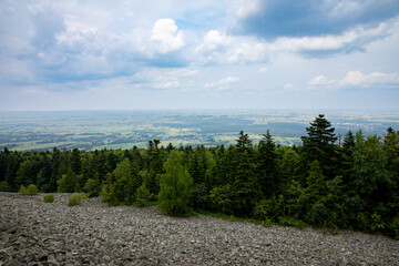 A Scenic Overlook Offering an Expansive and Stunning View of the Lush Green Valley and Sky