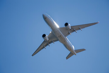 頭上を通過する飛行機
