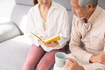 本を読むシニアカップル