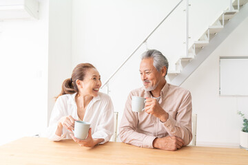 Fototapeta premium シニアカップル 会話