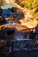 Cascada de agua en un parque público en Tenerife.