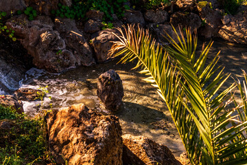 Cascada de agua en un parque público en Tenerife.