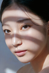 Fototapeta premium クリアで透明感のある日本人女性の素肌、表情のクローズアップ 