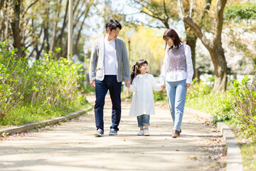 Obraz premium 公園を散歩する家族