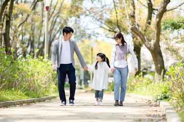 Fototapeta premium 公園を散歩する家族