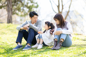 公園でくつろぐ家族