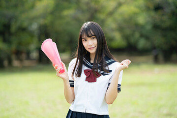 メガホンで応援する女子高生