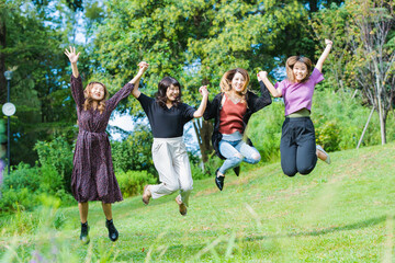 Obraz premium ジャンプする女性たち