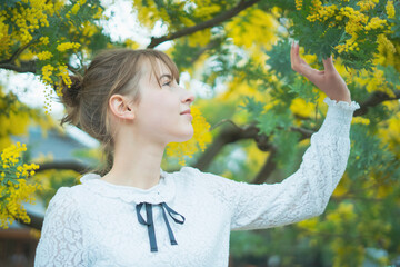 ミモザを鑑賞する女性