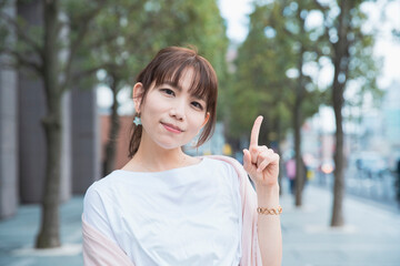ひらめきのポーズをする女性