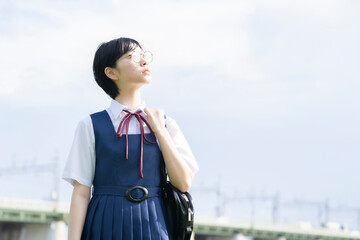 真顔の女子高生（空背景）