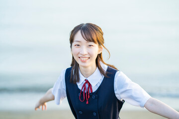 夕陽に包まれるアジア人女性の高校生