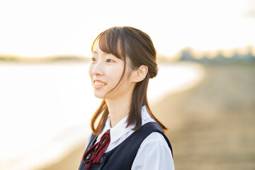 夕陽に包まれるアジア人女性の高校生