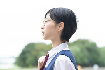 真顔の女子高生