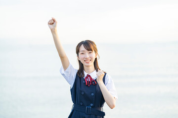 応援のポーズをするアジア人女性の高校生