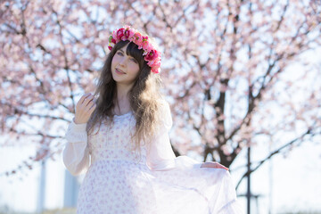 桜の花を楽しむ女性