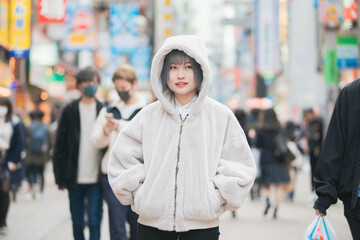 ブルーヘアーの若い女性