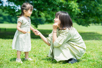 公園で遊ぶ親子