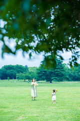 公園で遊ぶ親子