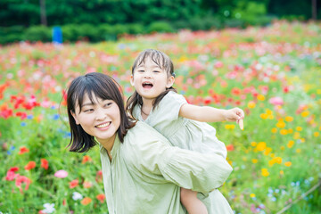 花畑を散策する親子