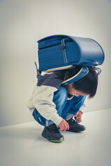 座り込む小学生