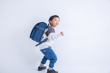 走り出す小学生の男の子