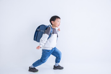 走り出す小学生の男の子
