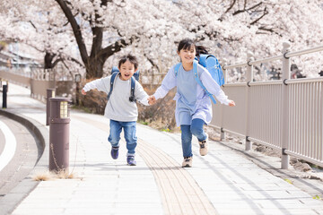 手を繋いで歩く小学生