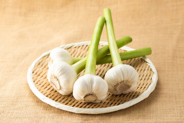 笊に盛られた生にんにく