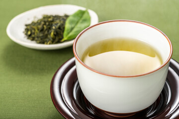 緑茶と茶葉　緑バック