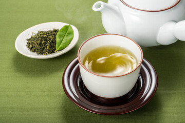 緑茶と茶葉　緑バック