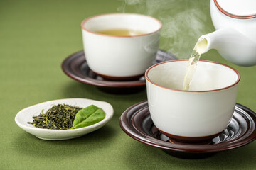 緑茶と茶葉　緑バック