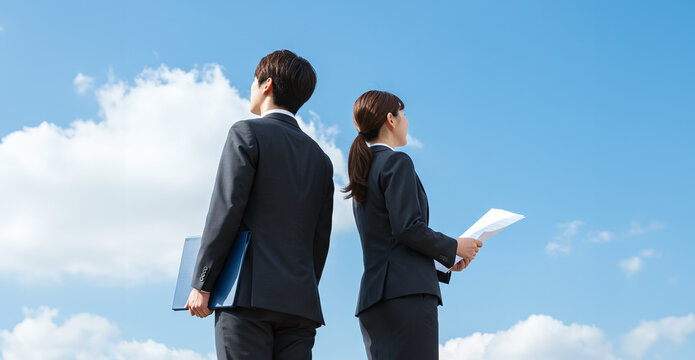 就活中の日本人男女｜ビジネスパーソン｜後ろ姿｜青空