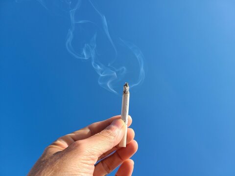 受動喫煙による健康影響を防ぐため、タバコは外で吸うイメージ