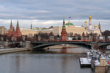 Obraz premium Grand Kremlin Palace, the Annunciation Tower and the ensemble of the Kremlin Cathedral Square against the background of the Large Stone Bridge over the Moskva River, Moscow, Russia
